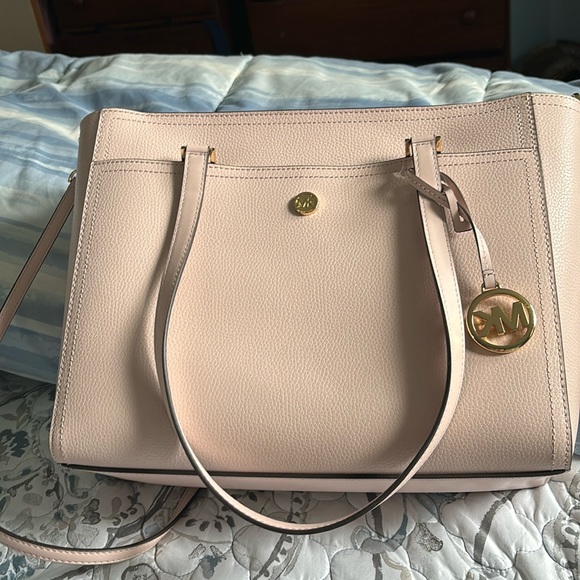 Beautiful pink Michael Korrs Tote With Accessories. - Picture 1 of 5